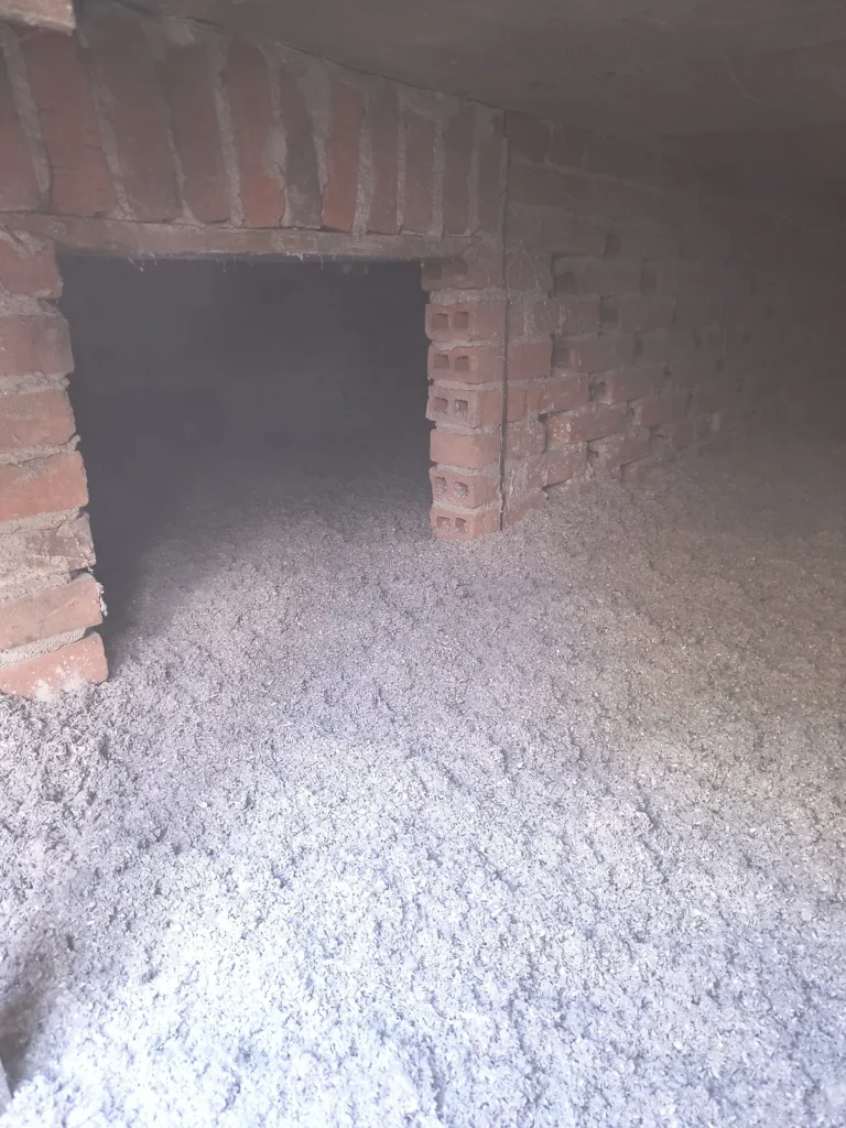 Celuloza Ekofiber wdmuchana w stropodach bloku z lat 40-60