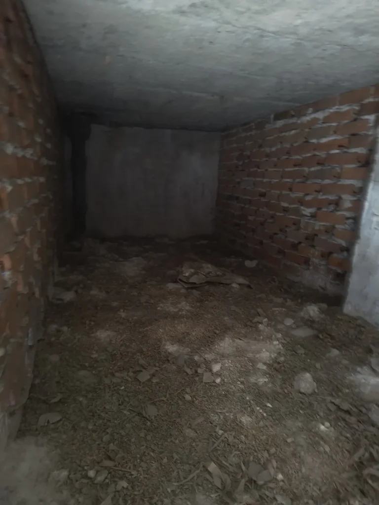 Pusta przestrzeń międzystropowa w budynku z lat 40-60
