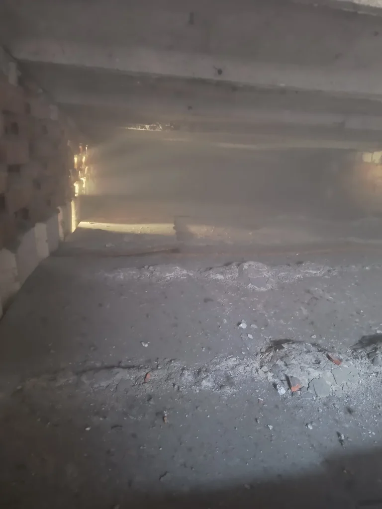Stara wełna mineralna: przewiana i ułożona nierówno.