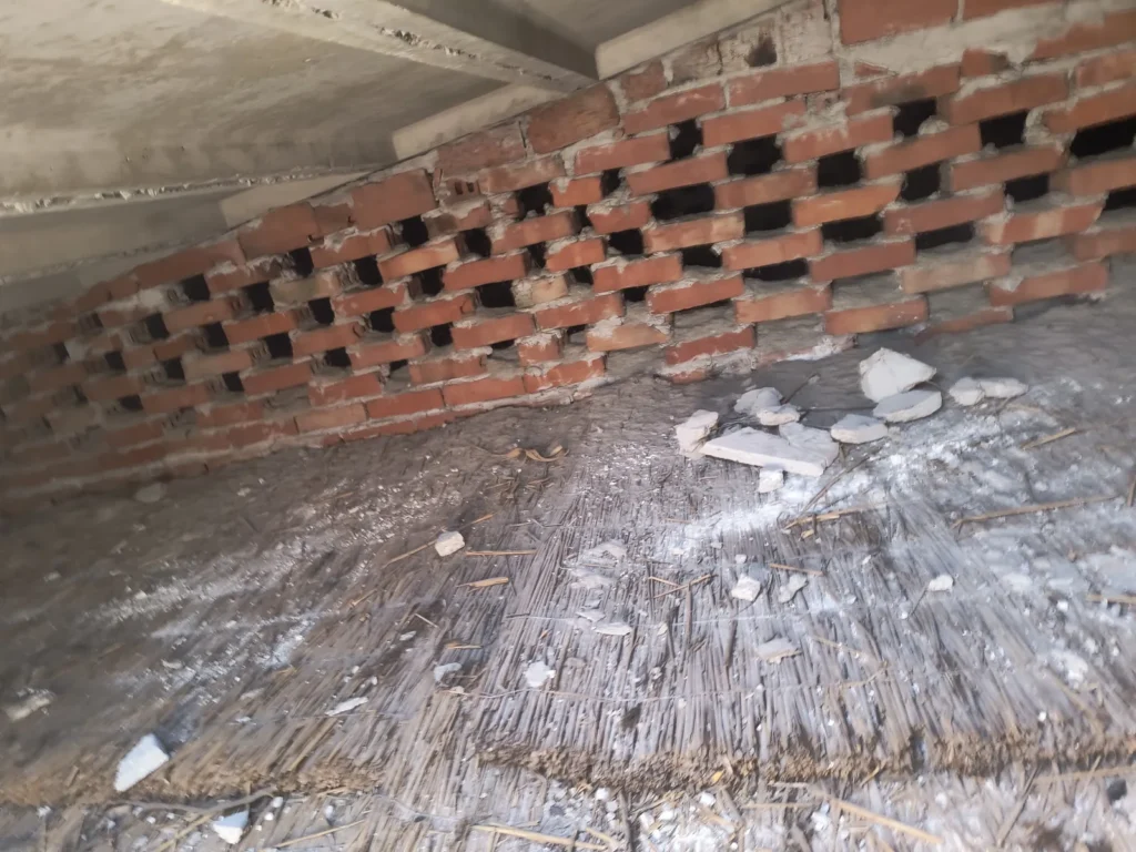 Stropodach domu szeregowego przed ociepleniem — stara mata trzcinowa